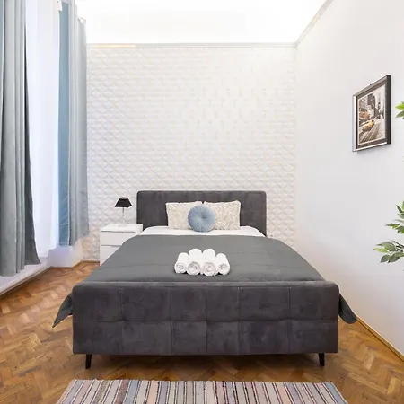 Located Cozy In Historical Building Apartmán